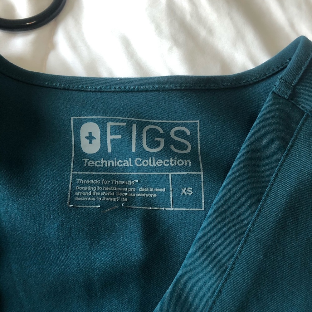 Caribbean Blue 3 pocket scrub top - Picture 3 of 3
